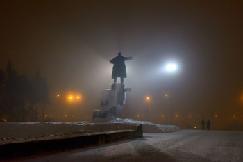 Призрачно все / Санкт-Петербург. Ночь. Туман. Памятник В.И.Ленину у Финляндского вокзала.