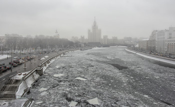 Ледоход на Москва- реке / Весна, по реке прошел ледокол и разрушил ледяное поле на реке. В тумане скрывается высотное здание на Котельнической набережной
