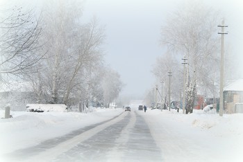 Дорога в деревне. / Дорога проходит по деревне.