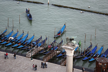 Причал Сан Марко / Венеция, причал гондол у Пьяцеты. Снято с колокольни Сан Марко.