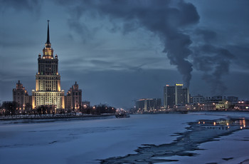 Вид с реки Москва на гостиницу Украина... / Снято давно, теперь еще новые здания появились на правом берегу...