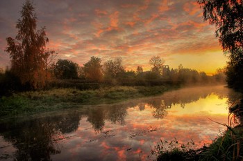 Природа замерла в золотом рассвете раннем, Ожидая солнышка восход в печально-рыжем октябре / Раннее утро,мне очень повезло встретить чудесный рассвет в моем городе Ивантеевке на р Уча