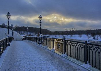 Вечер в Царицыно / Вечер, мост через царицынский пруд, солнечная дорожка
