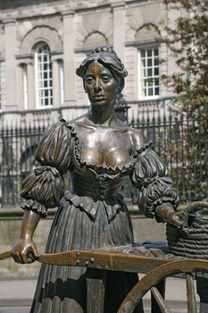 С Днем Святого Патрика - покровителя Ирландии / В центре Дублина в 1987 году был установлен памятник Мо́лли Мало́ун (Molly Malone), героине популярнейшей песни Ирландии. Желающих могут послушать эту песню на Youtube, размещен в первом комментарии.
Является гимном Ирландской интернациональной сборной по регби.