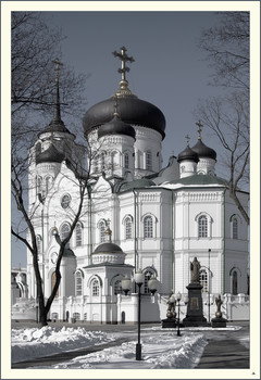 vrn 20110311_DSC0244 БЛАГОВЕЩЕНСКИЙ КАФЕДРАЛЬНЫЙ СОБОР / Россия. Воронеж — столица Черноземья. Город расположен на юге европейской части России в 500 км от Москвы, на берегах Воронежского водохранилища и реки Дон.

БЛАГОВЕЩЕНСКИЙ КАФЕДРАЛЬНЫЙ СОБОР — православный храмРусской православной церкви, расположенный в центре города Воронежа. Возведён по проекту архитектора В. П. Шевелёва в Русско-Византийском стиле. Собор находится на Проспекте Революции на территории Первомайского сада. Высота самого храма составляет 85 метров, а его высшей точки — 97 метров. Является третьим по величине в России православным храмом[1] и одним из самых высоких православных храмов мира. Строительство осуществлялось с 1998 по 2009 годы. Возведение храма благословил Патриарх Московский и Всея Руси Алексий II в ходе своего визита в Воронеж.
