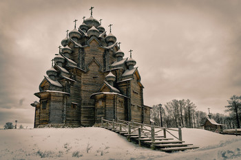 Покровская церковь под Петербургом. / Воссозданная копия Покровской церкви постройки 1708 года, находившейся до 1963 года в Вытегорском погосте. Находится под Петербургом.