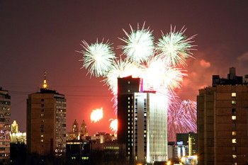 Салют в Москве - посвящен воссоединению Крыма / 21 марта 2014 г. внеурочный салют в Москве - посвящен воссоединению Крыма с Россией. Историческое событие пятилетней давности,не менее значимое, как первый салют в Белгороде и Орле.Города- которые 5 августа 1943 года в ходе Курской битвы были освобождены от немецко-фашистских захватчиков войсками Западного, Центрального, Воронежского, Брянского и Степного фронтов.