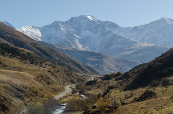 "В горах..." / Куртатинское ущелье.В глубине находится посёлок Верхний Фиагдон.Северная Осетия.
