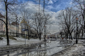 Весна на Гоголевском бульваре / Весна, тают снега, лужи. Вход в метро ,Далеко позади виден Храм Христа Спасителя