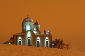 Невечерний свет / В некоторых местах нашего города фонари имеют желтую окраску. Что всегда мешает при съемке. В этом случае получилось неплохо. Это Собор всех белорусских святых в Гродно.