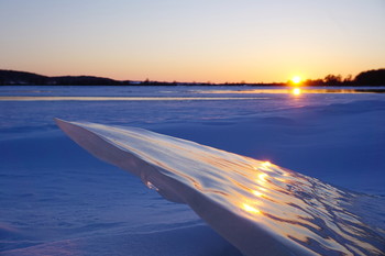 Отблески. / Лучи заходящего солнца на льдине.