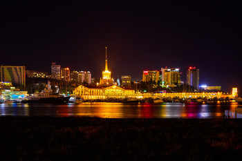 Ночной Сочи. Морвокзал. / Россия, Сочи, Черное море, морвокзал, причал, яхты, катера, город, осень, ночь