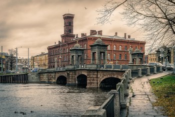 Городские маршруты / Если доведется побывать в Петербурге в переходный сезон (т.е. в середине весны или осени), когда у всякого нормального приезжего человека плохое настроение и нет желания выйти на улицу, сделайте усилие, выйдите в эту сырость, даже в дождь и дойдите до места слияния канала Грибоедова и Фонтанки. Там, где Старо-Калинкин мост. Пройдитесь немного, и я уверяю, вы непременно войдете в резонанс с этим местом и испытаете чувства, доселе неизвестные. Если кому-то покажется этого мало, рекомендую пройти чуть дальше, к речке Екатерингофке. Там точно мало не покажется. И добавьте эти картины в свои воспоминания об этом чудесном городе. Приезжайте к нам в Питер!