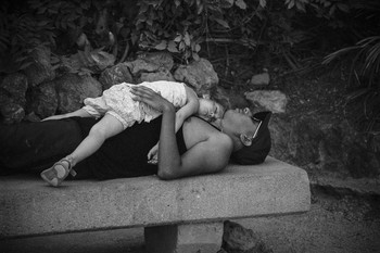 Папа / Жаркий день,отец и дочка отдыхают в тени на каменной лавке. Ч\б негативная фотоплёнка.