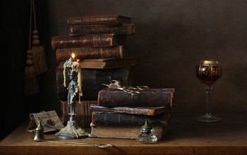 Догорающая свеча / натюрморт с книгами