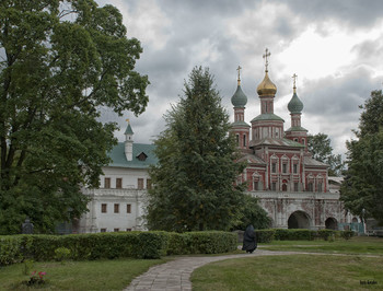 В монастыре / Новодевичий монастырь. Москва