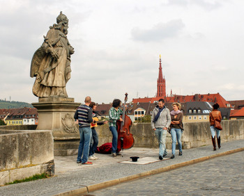 Уличные музыканты / Музыканты на мосту Вюрцбурга