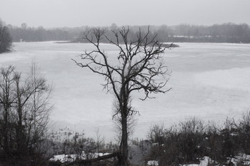 У последнего льда. / Озеро под мартовским льдом.