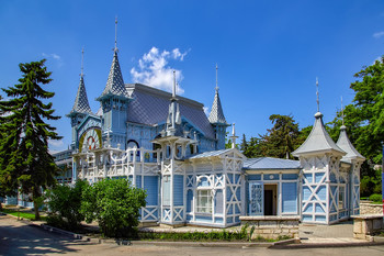 Пятигорск. Лермонтовская галерея / Россия, КМВ, Пятигорск, парк Цветник, здание Лермонтовской галереи государственной филармонии, культурный объект, достопримечательность, лето, день