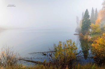 Утренний туман над озером... / Густой утренний туман пал на озеро.Не видать берегов, не видать бела света.Пронзительная тишина…За туманом острыми вершинами проступила щетка лесов...)))