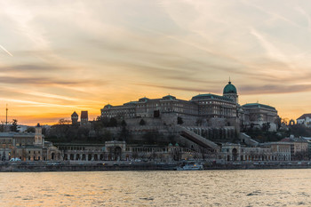 Будапешт на закате / Будапешт, вид на Королевский дворец с воды