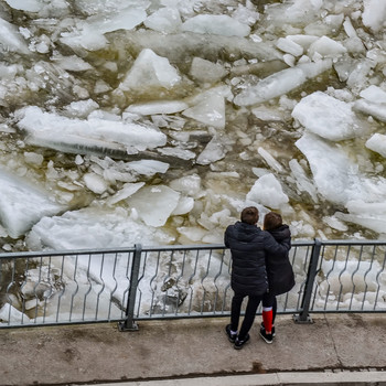 На ледоход, как и на воду, можно смотреть бесконечно... / Ледоход на реке Нева в Санкт-Петербурге