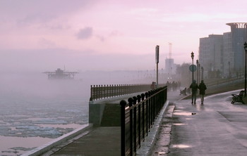 Сиреневый туман. / город набережная туман ледоход