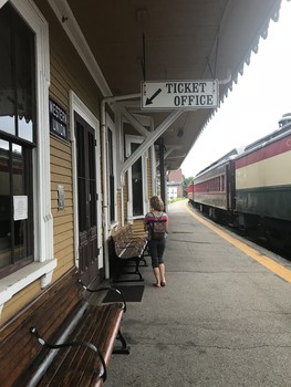Железнодорожная пятница / Чудесный вокзальчик в штате Нью-Хемпшир.
