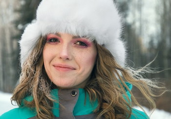 скоро масленица / портрет девушки в ярком макияже на морозе с ветерком