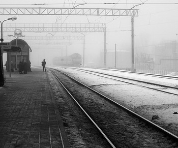 Железнодорожная пятница / вокзал человек туман