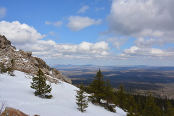 Вид с вершины хребта Зюраткуль. / Вид в прекрасный апрельский день с хребта Зюраткуль, вдали хребет Магнитный.