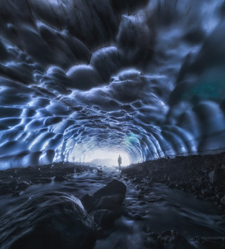Снежный тоннель. / В конце лета, на склонах Мутновского вулкана (Камчатка) происходит активное таяние снега, и под снежниками образуются арки, пещеры и тоннели внушительных размеров. Некоторые «залы» имеют высоту более 4-х метров, а толщина снежного «потолка» от нескольких сантиметров до нескольких метров. Nikon D800 + Samyang 14mm F2,8. Панорама из двух горизонтальных кадра (F11, 3 с, ISO 100).
 Присоединяйтесь к фототурам и экспедициям с командой Photogeographic! http://photogeographic.ru/phototours/