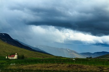 По дороге в Акурейра Исландия / 2 июня 2014 г. двигаясь в сторону Акурейра попали в небольшую полосу дождя.