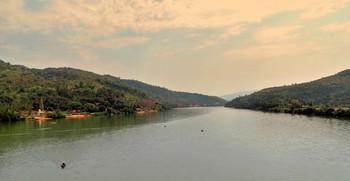 Вид на реку и горы / Река Шаравати в Индии петляет по непроходимым лесам Западных Гар 
служащие главным источником воды для реки в штате Карнатака. Из путешествия по Индии.