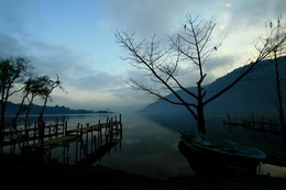 утро / обычное утро на озере Атитлан (Гватемала)