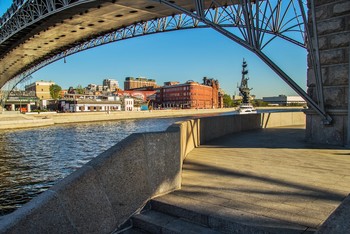 "под животом моста..." / ***