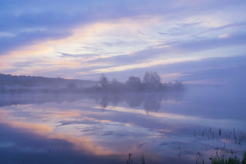 Отражение утра. / Озеро Сосновое недалеко от посёлка Белоомут на юго-востоке Московской области.