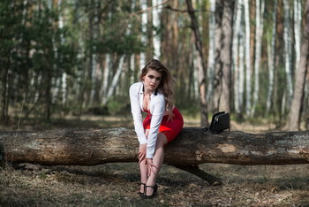 RED #1 / Девушка в юбке и блузке в лесу. Модель Виктория. Пинск 2019 г.