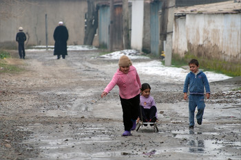 Особенности национальной погоды / Зима в Таджикистане: снег большая редкость, но дети - есть дети...