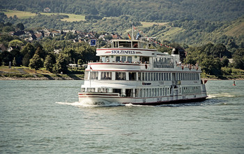 &nbsp; / На теплоходе музыка играет,
А я один стою на берегу.
Машу рукой, а сердце замирает,
И ничего поделать не могу!