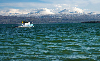 Озеро Севан-голубая жемчужина Армении. / Вдали виднеются белоснежные вершины гор.
Озеро находится на высоте 1900 м. над уровнем моря.
