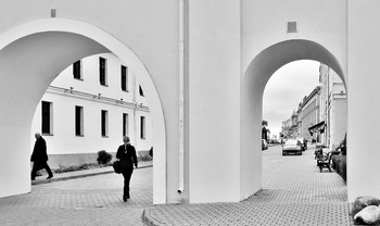 "Ах улицы, единственный приют ..." / "Ах улицы, единственный приют,
 Не для бездомных -
 Для живущих в городе.
 Мне улицы покоя не дают,
 Они мои товарищи и вороги.
 Мне кажется - не я по ним иду,
 А подчиняюсь, двигаю ногами,
 А улицы ведут меня, ведут,
 По заданной единожды программе.
 Программа переулков дорогих,
 Намерений веселых и благих."
 Г.Шпаликов