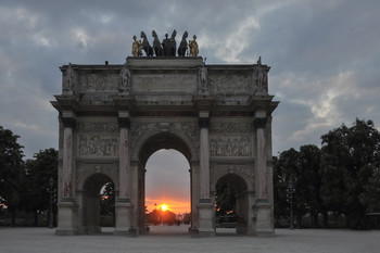 Вечер в Париже / Триумфальная арка на площади Каррузель