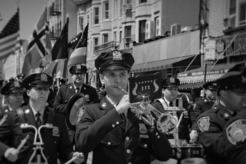 Трубач / Оркестр полицейского управления Нью_Йорка на параде в честь Дня Конституции Норвегии в Бруклине.