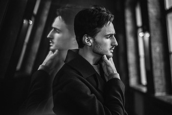 &nbsp; / Пространство, которое ты наблюдаешь, прежде, чем сделать кадр - это чистый холст)) всё остальное ты можешь «нарисовать», когда нажимаешь кнопку...

фото, идея: Марина Щеглова 
модель: Денис Корнейчук 
локация: Студия 1901