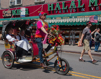 Велорикша - это звучит гордо! / Норвежский парад в Бруклине
