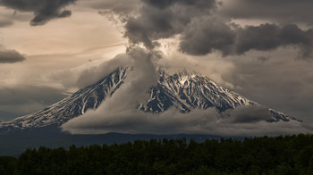Z / Летняя Камчатка. Вид на Корякский вулкан со стороны Елизово.