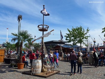 Гамбург. День рождения порта (830) / Альбом "Лайнеры, парусники, пароходы" : http://fotokto.ru/id156888/photo?album=62974 Парад кораблей: 
http://fotokto.ru/id156888/photo?album=62974#photo4066175