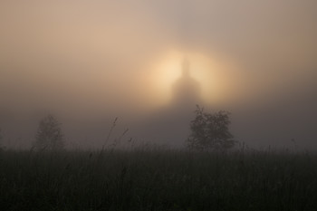 Храм небесный / Туман был такой плотный, что самой церкви не видно, видна лишь тень от церкви на тумане