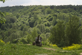 И вновь продолжается бой / Калужская область. 
Архстояние. Деревянная пушка на склоне.
